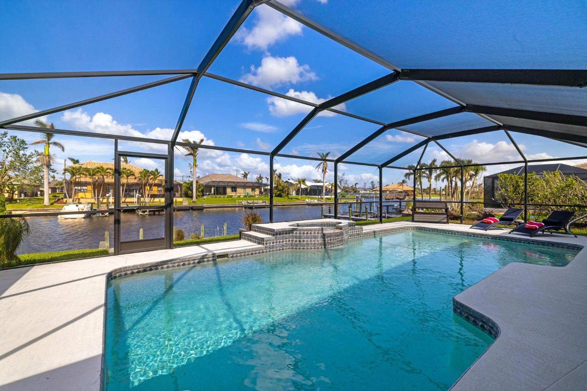 Fully Remodeled Electric-Heated Pool Home On Gulf-Access Canal - Villa Sunny كيب كورال المظهر الخارجي الصورة