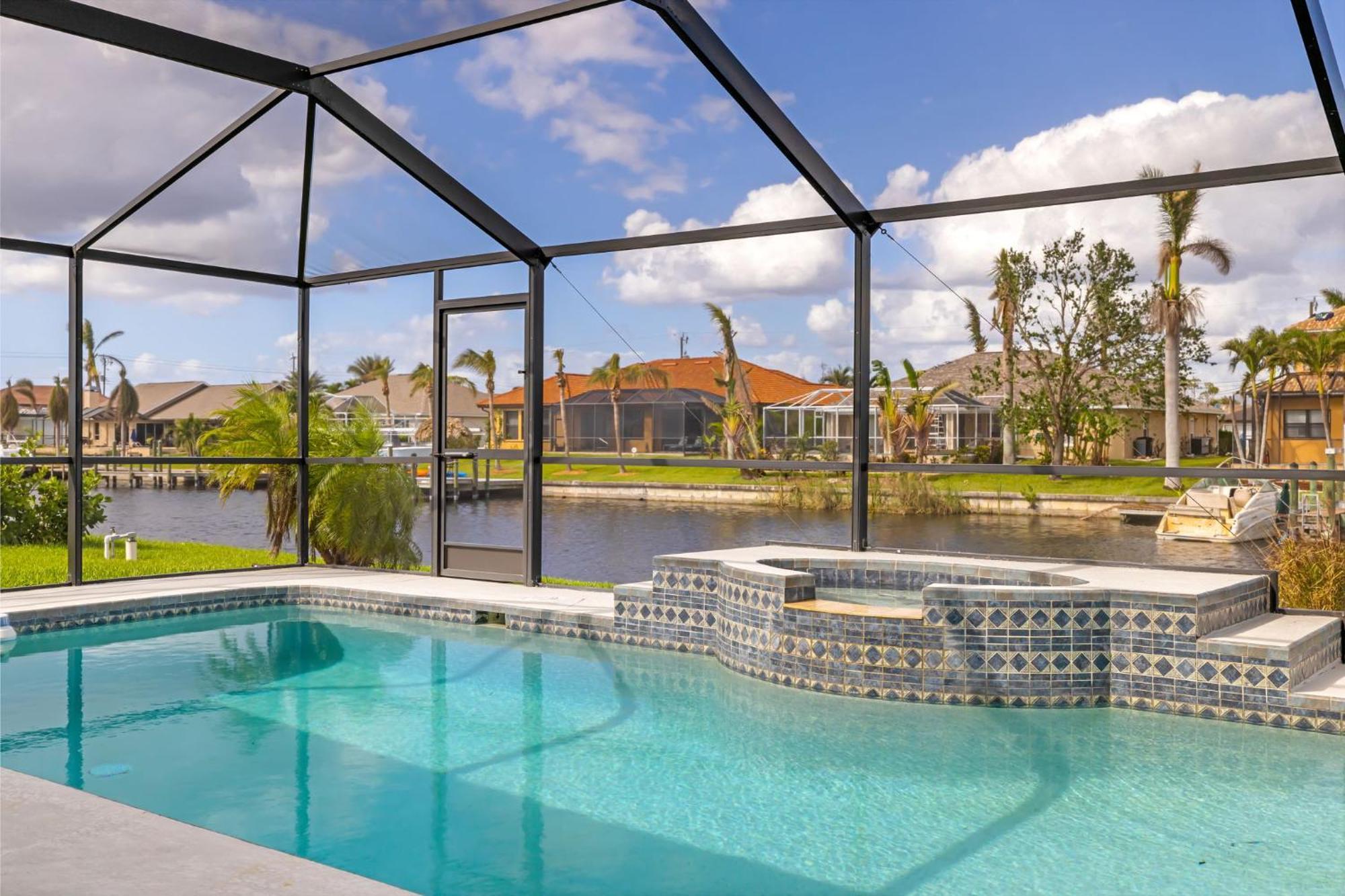 Fully Remodeled Electric-Heated Pool Home On Gulf-Access Canal - Villa Sunny كيب كورال المظهر الخارجي الصورة