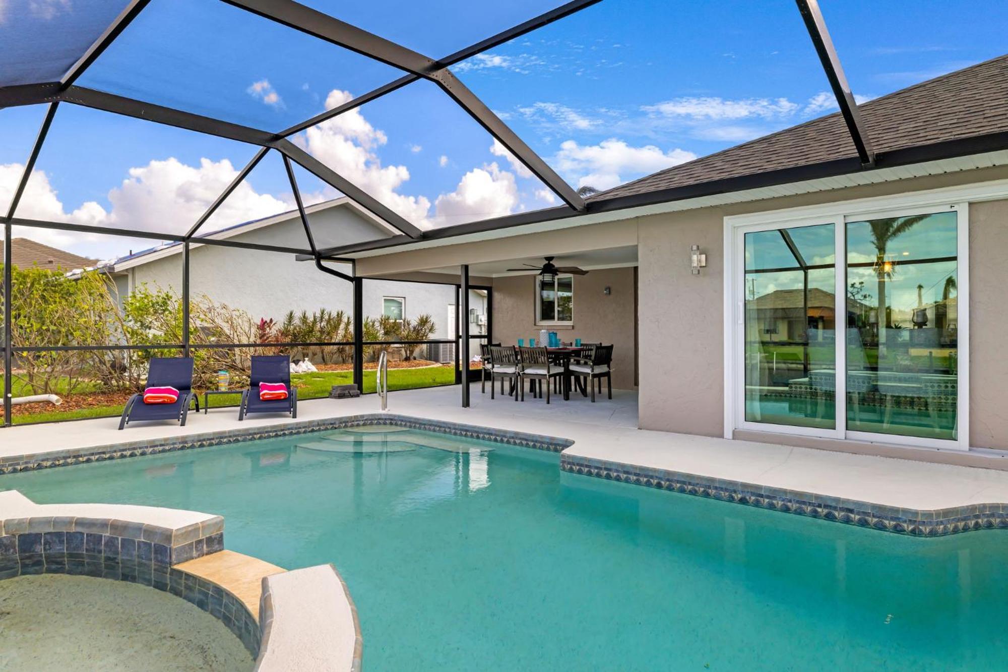 Fully Remodeled Electric-Heated Pool Home On Gulf-Access Canal - Villa Sunny كيب كورال المظهر الخارجي الصورة